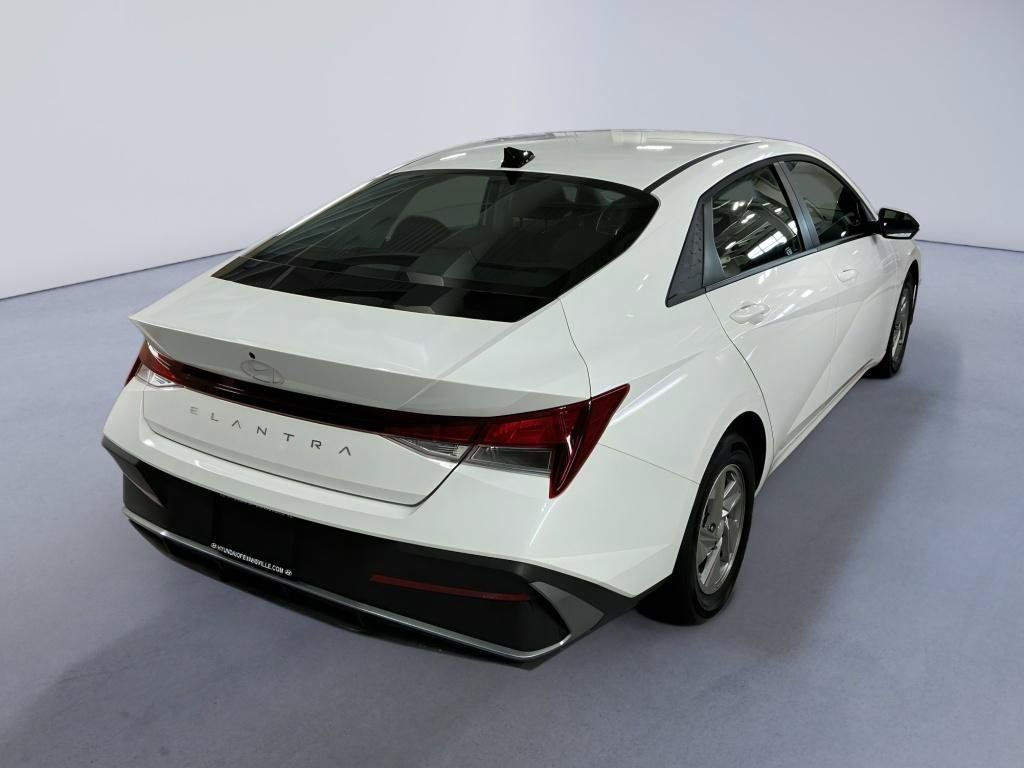 Certified 2026 Hyundai Elantra SE FWD image 4
