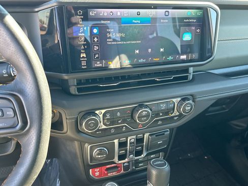 Used 2025 Jeep Gladiator Mojave w/ Convenience Group image 15