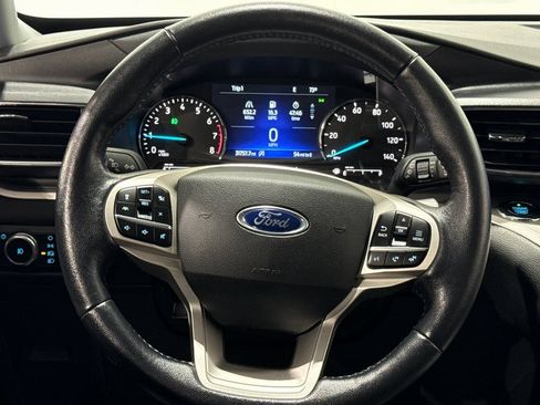 Used 2021 Ford Explorer XLT image 4