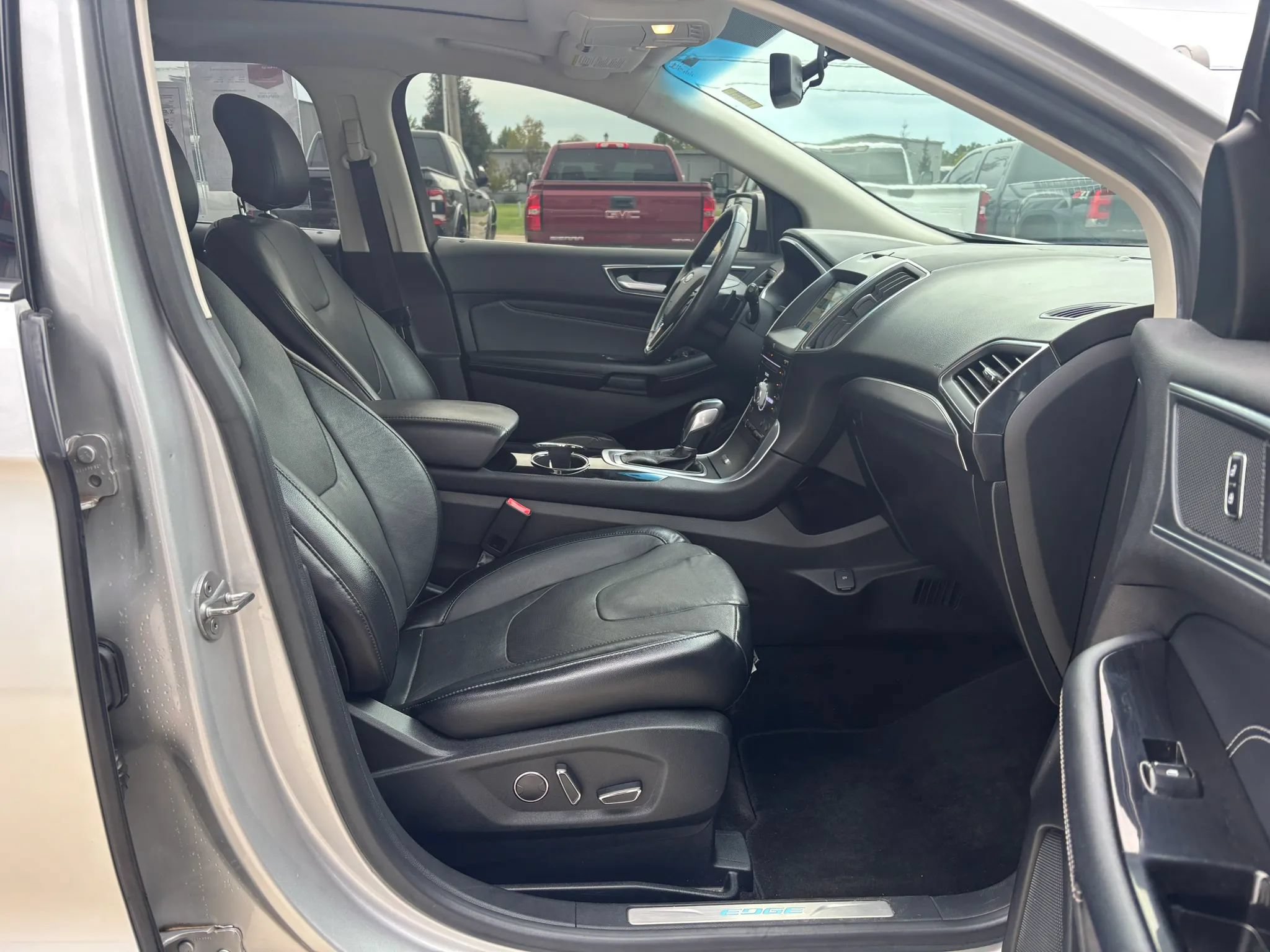 Used 2018 Ford Edge Titanium w/ Equipment Group 301A FWD image 16