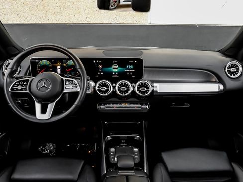 Used 2021 Mercedes-Benz GLB 250 4MATIC w/ Premium Package image 17