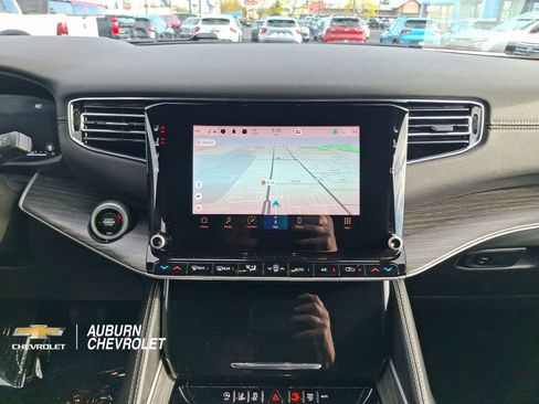 Used 2023 Jeep Wagoneer L Series II AWD/4WD image 11