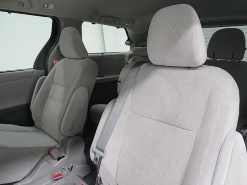 Used 2015 Toyota Sienna LE FWD image 12