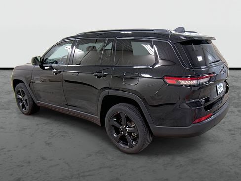 Used 2022 Jeep Grand Cherokee L Limited w/ Black Appearance Package AWD/4WD image 2