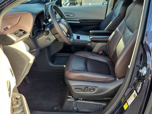 Used 2023 Toyota Sienna Platinum AWD/4WD image 8