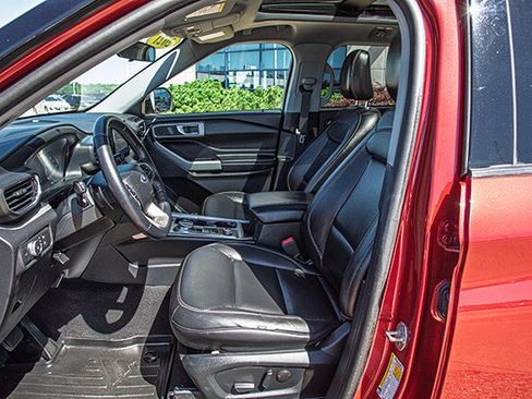 Used 2021 Ford Explorer XLT w/ Equipment Group 202A AWD/4WD image 16