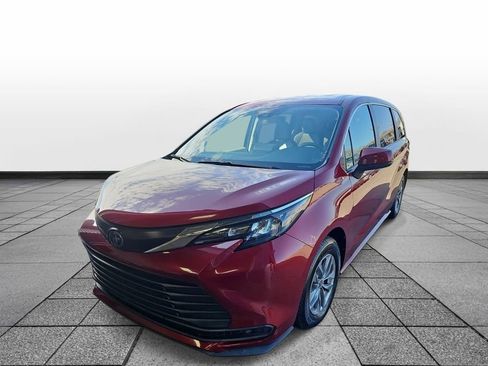 Used 2024 Toyota Sienna LE image 1
