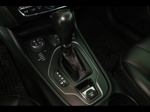 Used 2022 Jeep Cherokee Trailhawk image 27