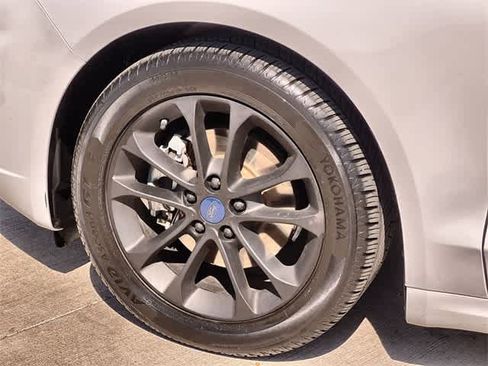 Used 2020 Ford Fusion SE image 9