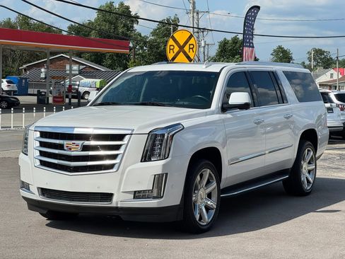 Used 2018 Cadillac Escalade ESV Luxury AWD/4WD image 2