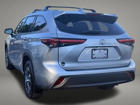 Used 2022 Toyota Highlander XLE image 3
