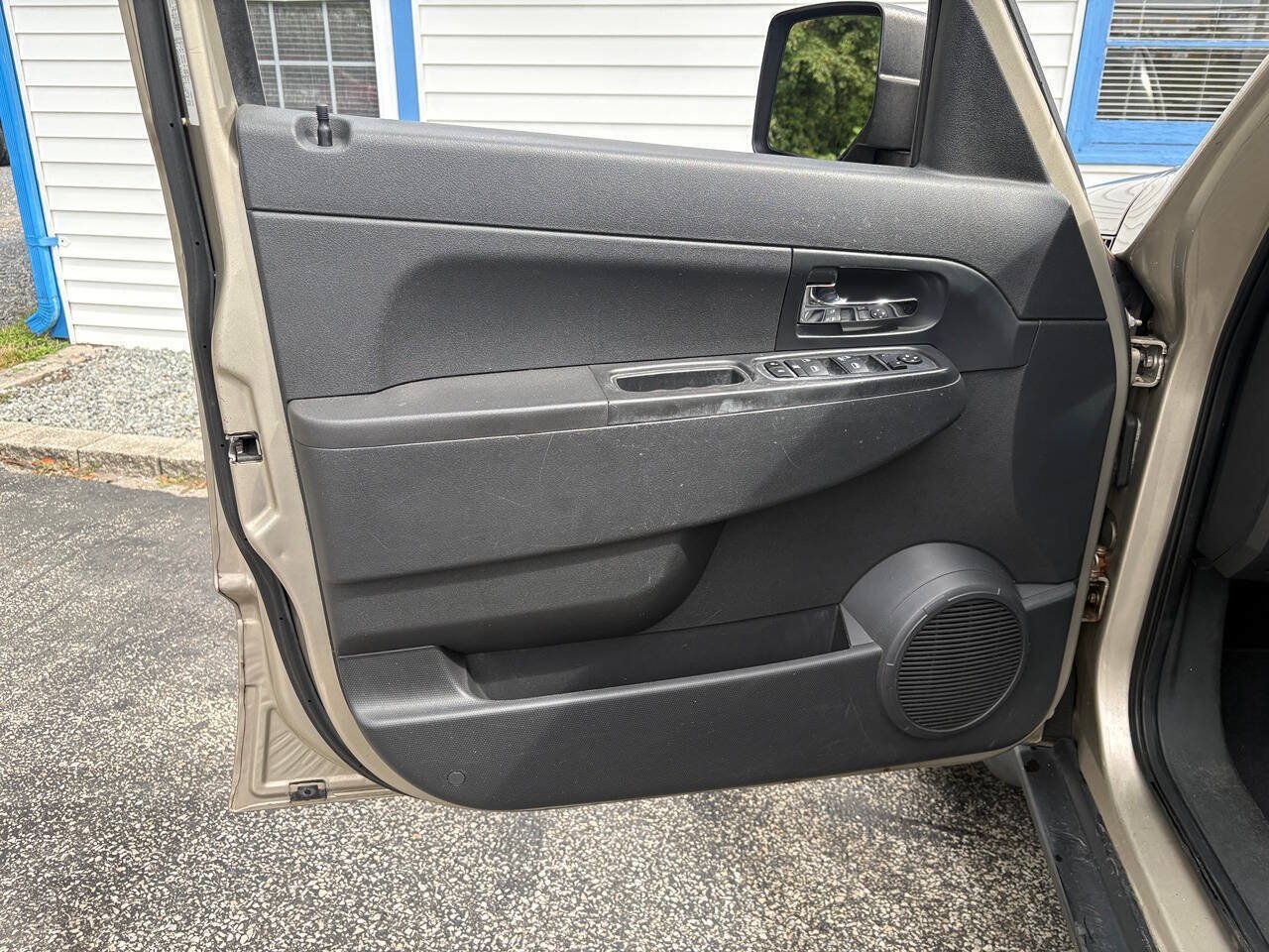 Used 2010 Jeep Liberty Sport AWD/4WD image 13