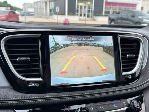 Used 2026 Chrysler Pacifica Limited FWD image 21