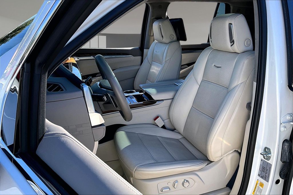 Certified 2025 Cadillac Escalade Premium Luxury Platinum w/ LPO, Floor Liner Package AWD/4WD image 27