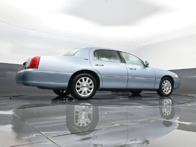 Used 2010 Lincoln Town Car Signature Limited RWD image 27