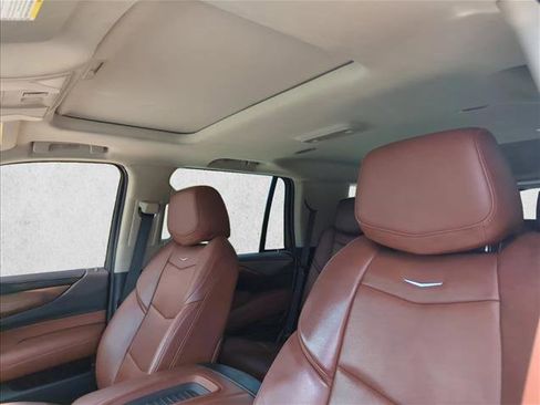 Used 2018 Cadillac Escalade Luxury AWD/4WD image 15