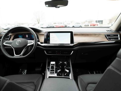 Used 2025 Volkswagen Atlas SE image 20