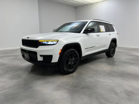 Used 2024 Jeep Grand Cherokee L Laredo image 3