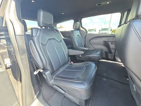 Used 2025 Chrysler Pacifica Select FWD image 23