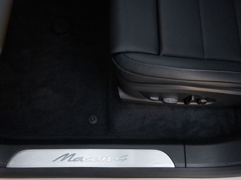 Certified 2026 Porsche Macan 4 Electric AWD/4WD image 22