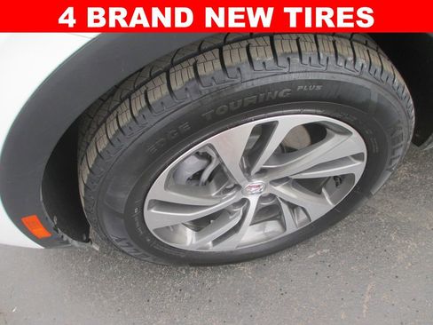 Used 2023 Buick Envision Essence image 3