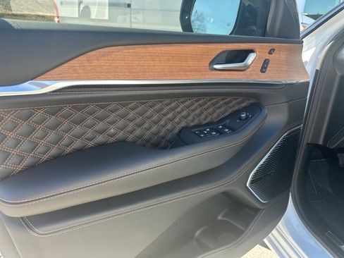 Used 2025 Jeep Grand Cherokee Summit image 31