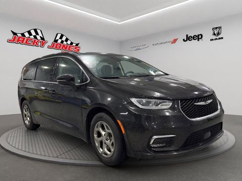 Used 2024 Chrysler Pacifica Limited w/ Trailer Tow Group image 11