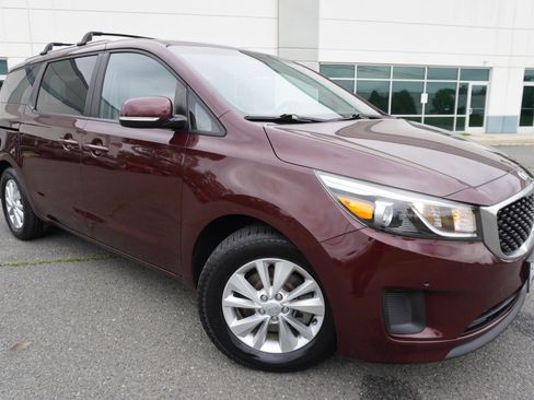 Used 2018 Kia Sedona LX w/ LX Essentials Premium Package FWD image 1