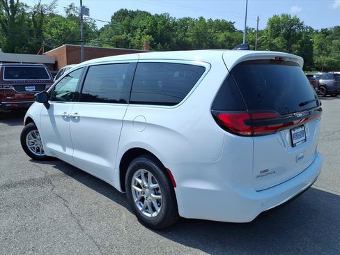 New 2027 Chrysler Pacifica Select FWD image 6