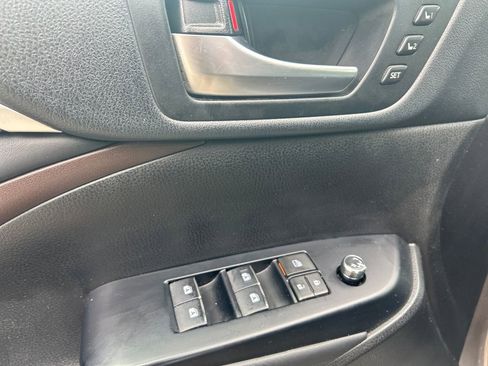 Used 2019 Toyota Highlander Limited AWD/4WD image 12