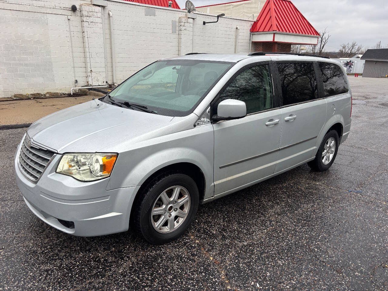 Used 2010 Chrysler Town & Country Touring FWD image 1