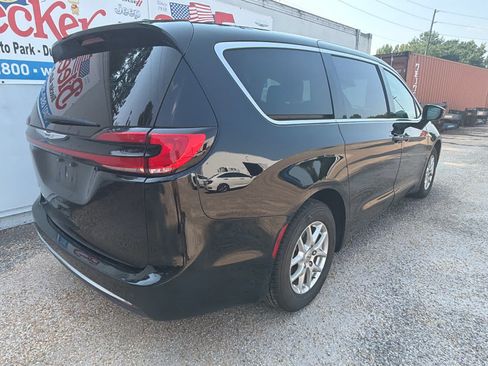 Used 2024 Chrysler Pacifica Touring-L FWD image 3