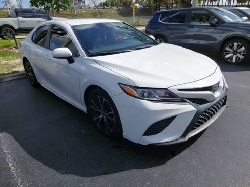Used 2020 Toyota Camry SE image 2