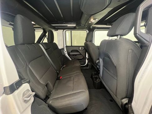 Used 2022 Jeep Wrangler Unlimited Sahara w/ Cold Weather Group image 8