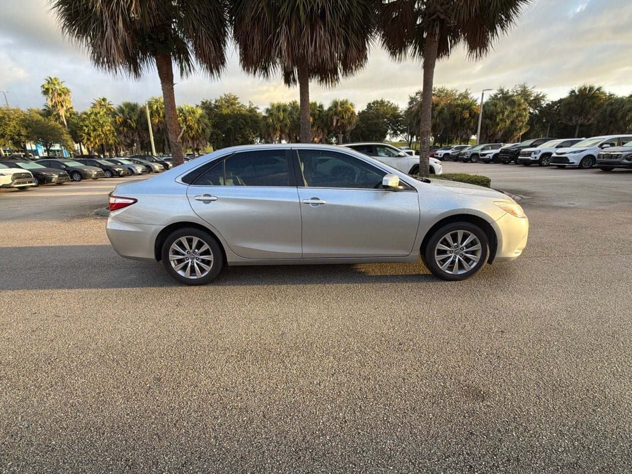Used 2017 Toyota Camry XLE FWD image 4