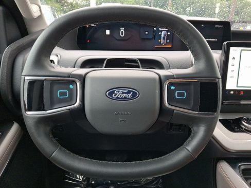 Used 2025 Ford Expedition Active AWD/4WD image 19
