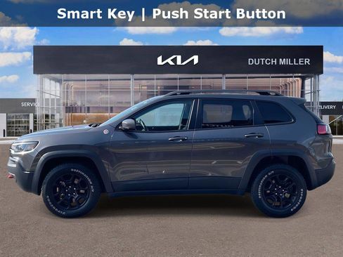 Used 2019 Jeep Cherokee Trailhawk image 4