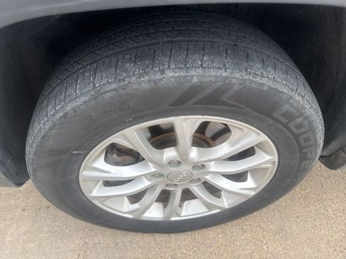 Used 2019 Jeep Cherokee Latitude w/ Popular Appearance Group image 9