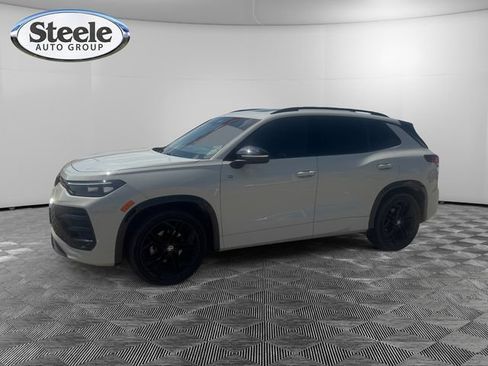 Used 2025 Volkswagen Tiguan SE R-Line FWD image 1