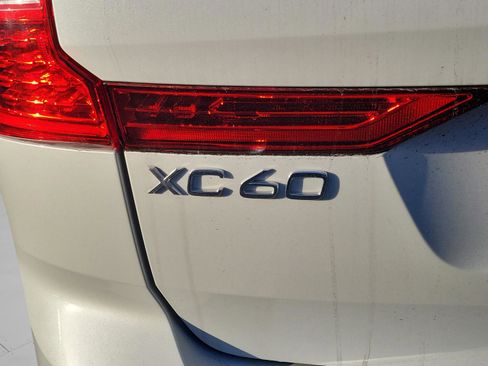 Used 2020 Volvo XC60 T5 R-Design image 17
