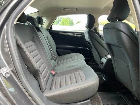 Used 2018 Ford Fusion SE FWD image 19