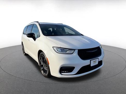 Used 2025 Chrysler Pacifica Limited image 3