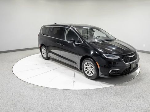 Used 2024 Chrysler Pacifica Touring-L FWD image 31
