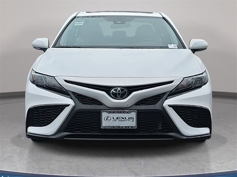 Used 2024 Toyota Camry SE image 3