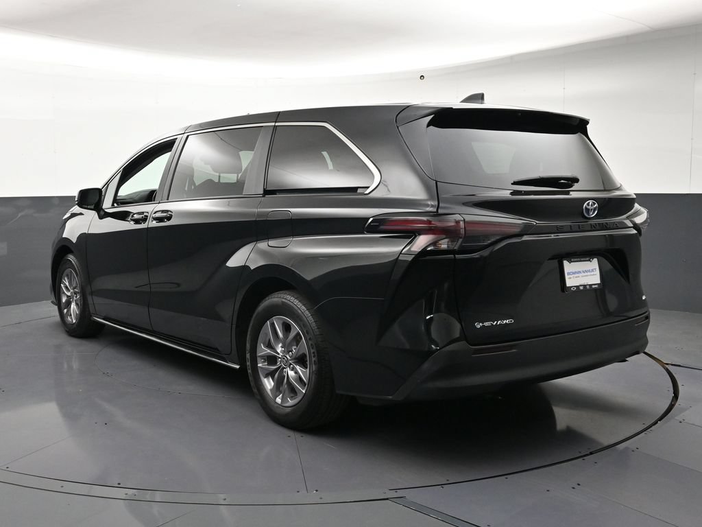 Used 2025 Toyota Sienna LE AWD/4WD image 3
