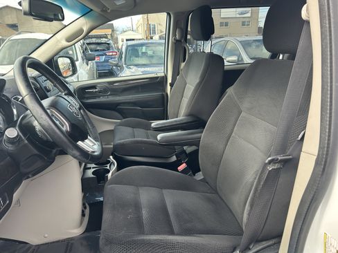 Used 2017 Dodge Grand Caravan SE w/ UConnect Hands-Free Group image 8