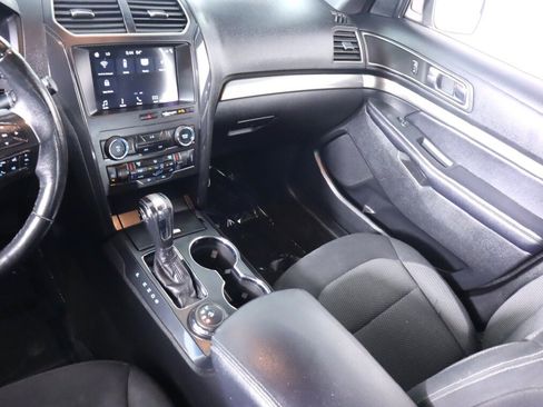 Used 2018 Ford Explorer XLT w/ Equipment Group 201A AWD/4WD image 34