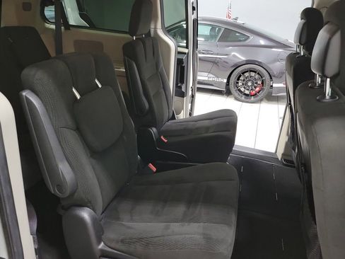 Used 2016 Dodge Grand Caravan SXT image 25