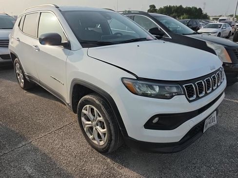 Used 2024 Jeep Compass Latitude AWD/4WD image 2
