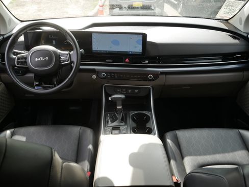 Used 2025 Kia Carnival FWD image 10